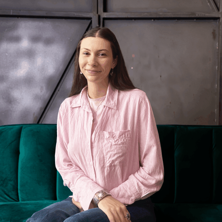 Kahina Chargée de communication - Graphiste