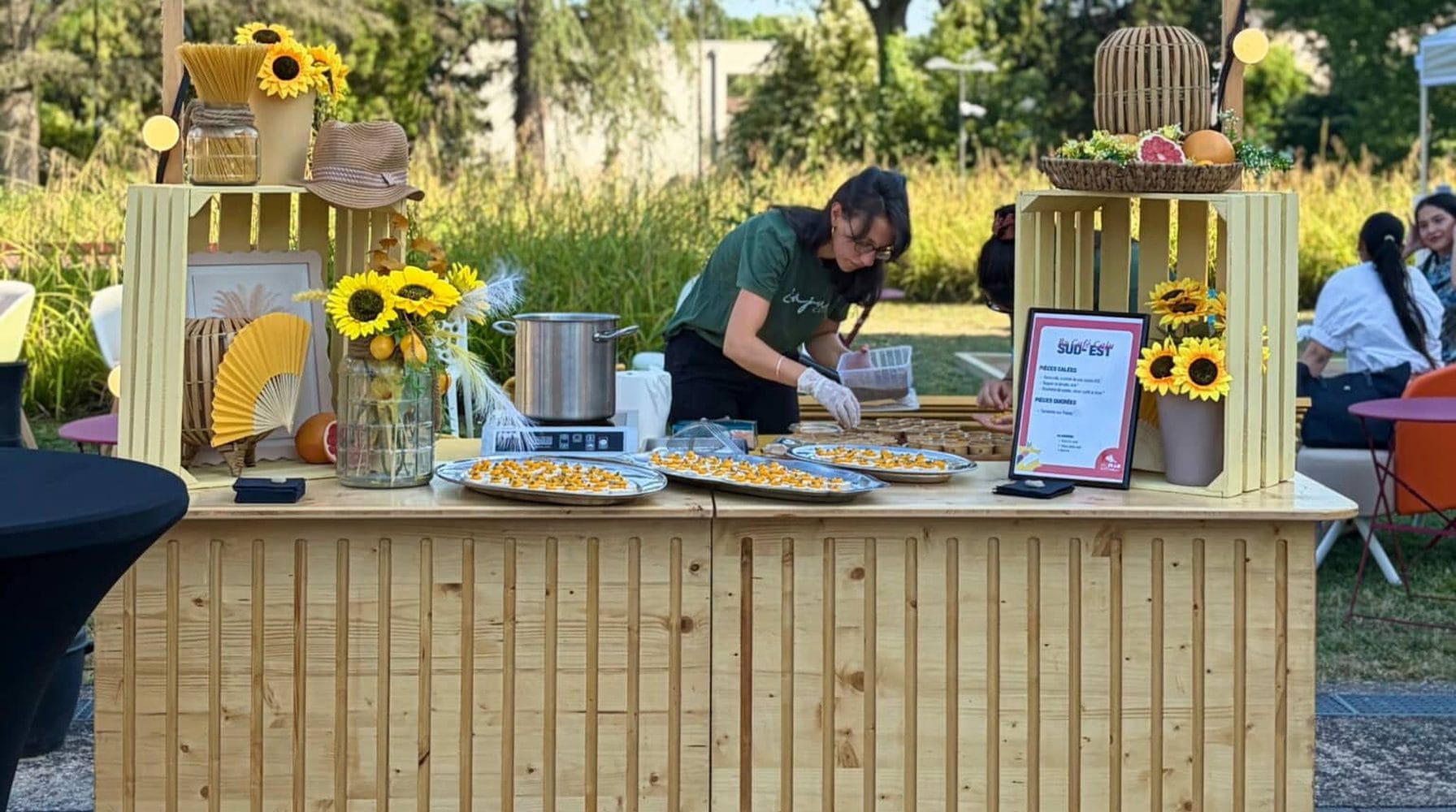 Stand pop-up en bois d'un food court éphémère, avec dressage des bouchées sur place.