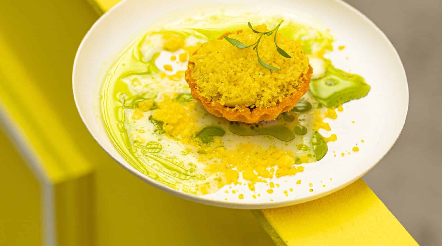 Assiette dressée avec soin, exemple de concept food en restauration événementielle.