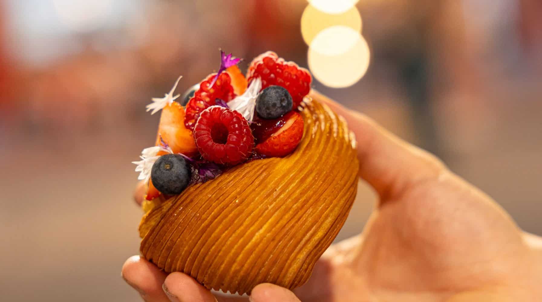 Dessert sculpté garni de fruits rouges, exemple de scénographie culinaire événementielle.