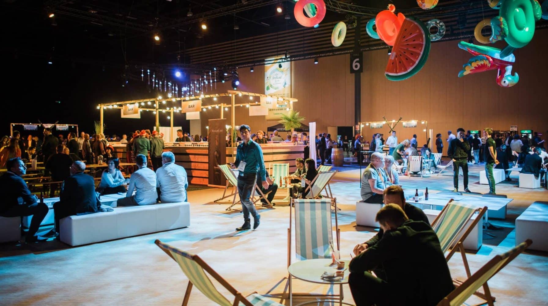 Scénographie événementielle à Lyon : bar sur mesure, transats et mobilier signés Nomad Kitchens.