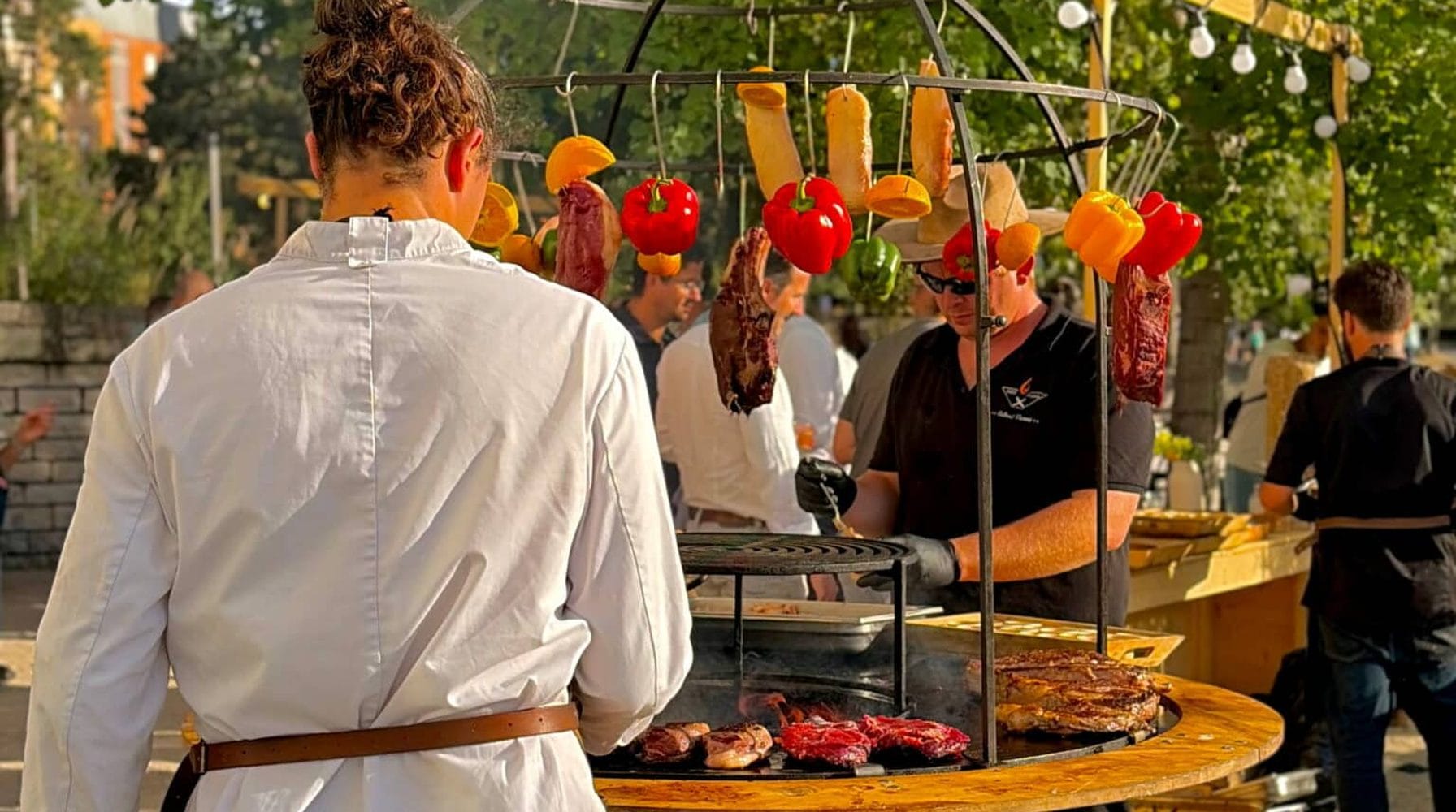 Showcooking en entreprise : les chefs cuisinent au brasero devant les invités.