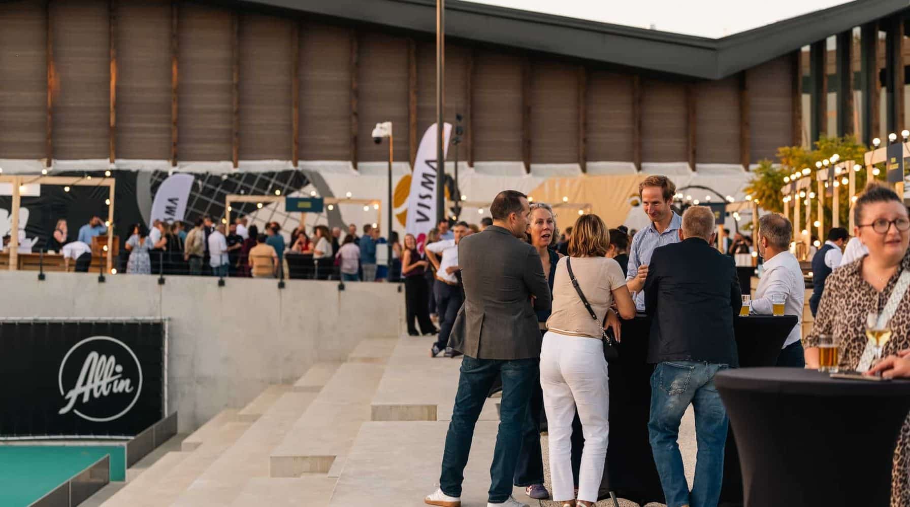 Cocktail d'entreprise à Lyon : convives et mange-debout devant les stands du traiteur.
